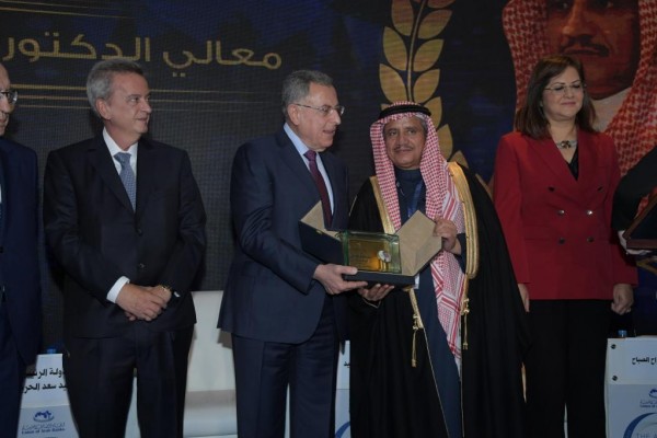 عبدالرحمن بن عبدالله الحميدي يستلم جائزة "الرؤية القيادية لعام 2018" لاتحاد المصارف العربية