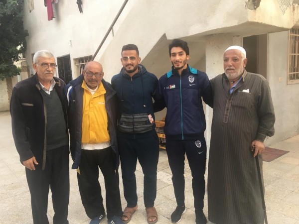 وفد من نادي غزة في زيارة اللاعب "ابو عودة "للاطمئنان علي صحته