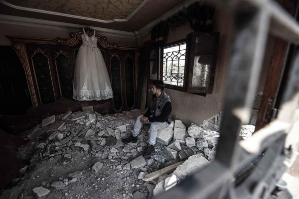 فستان العروس والمنزل المقصوف.. غزيون يزوجون عروسين دمر الاحتلال منزلهما بغزة