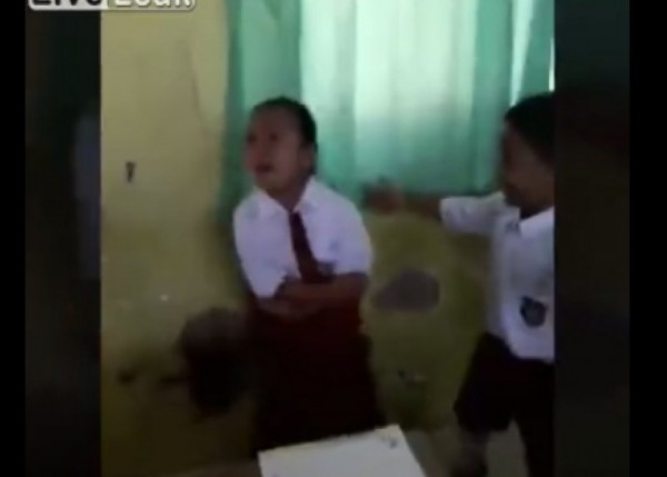 فيديو: طالبة تعتدى على معلم بالضرب خوفًا من التطعيم