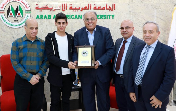الجامعة العربية الامريكية تكرم الطالب قسام صبيح