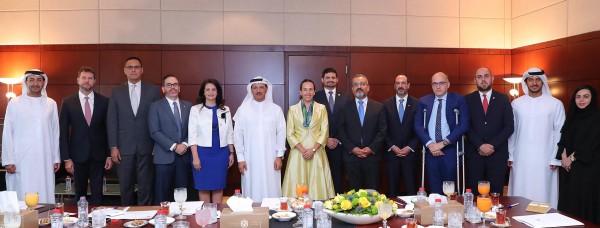 وزير الاقتصاد الاماراتي يعقد اجتماعاً مع سفراء 10 دول من مجموعة دول امريكا