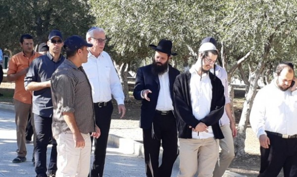 وزير الزراعة الإسرائيلي يقتحم باحات المسجد الأقصى