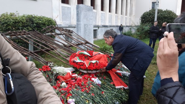 سفير فلسطين باليونان يضع اكليلاً من الورود على أضرحة شهداء الحركة الطلابية