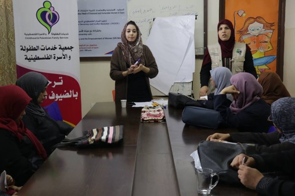 خدمات الطفولة تواصل جلسات "مناهضة العنف ضد الرأة" للنساء بشرق غزة