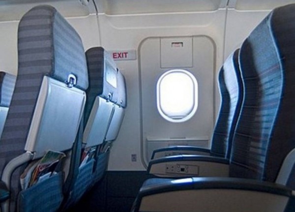 مقاعد مخارج الطوارئ بالطائرات.. لماذا يُمنع الجلوس فيها رغم تفضيل الركاب لها؟