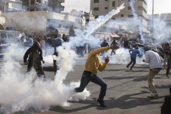 إصابة طلاب ومعلمين بالاختناق بعد استهداف الاحتلال لمدرستهم بالخليل