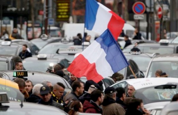 400 جريح في الاحتجاجات على ارتفاع أسعار الوقود بفرنسا