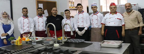 كلية فلسطين التقنية تختتم دورة متقدمة في الطبخ الغربي لطلبة السياحة والفنادق