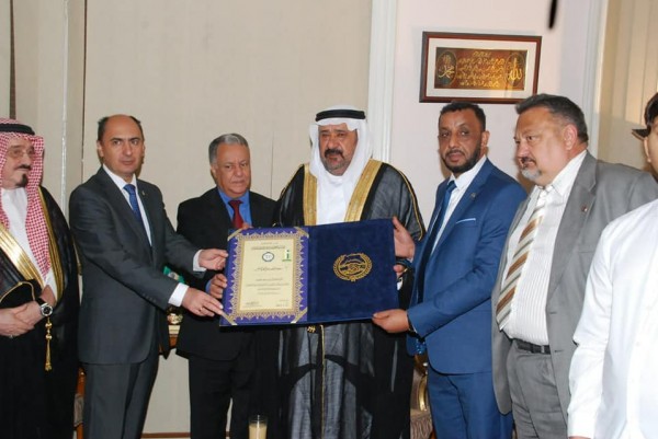 رئيس الاتحاد العربي الاقتصادي العقاري يكرم صالح ظاهر درع الاتحاد و شهادة تقدير