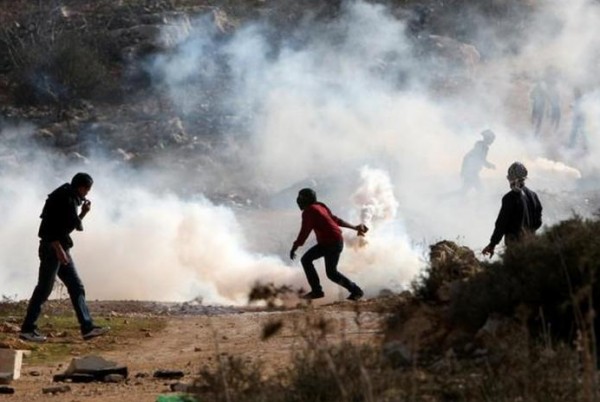 الاحتلال يصيب عددا من المواطنين بالاختناق جنوب بيت لحم