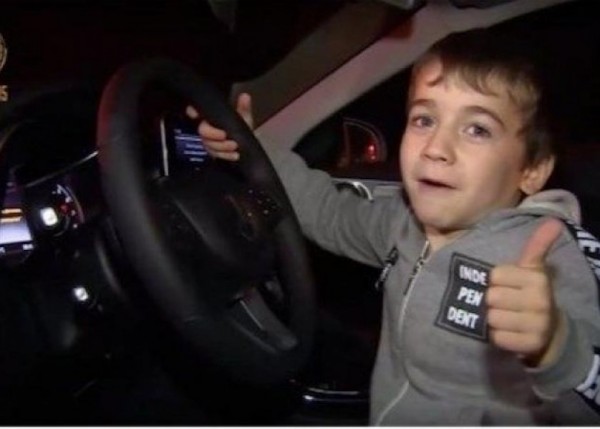 طفل يفوز بـ "سيارة مرسيدس" بعد أداء تمرين الضغط لساعتين