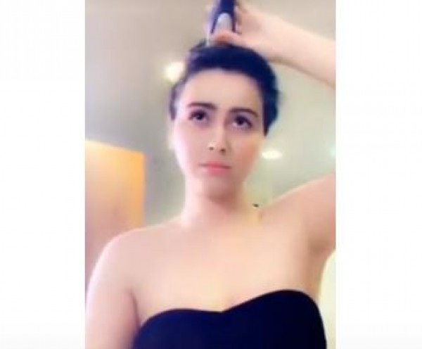 فيديو: تصرف صادم.. فنانة عربية تقص شعرها بطريقة عشوائية قبل حلقه