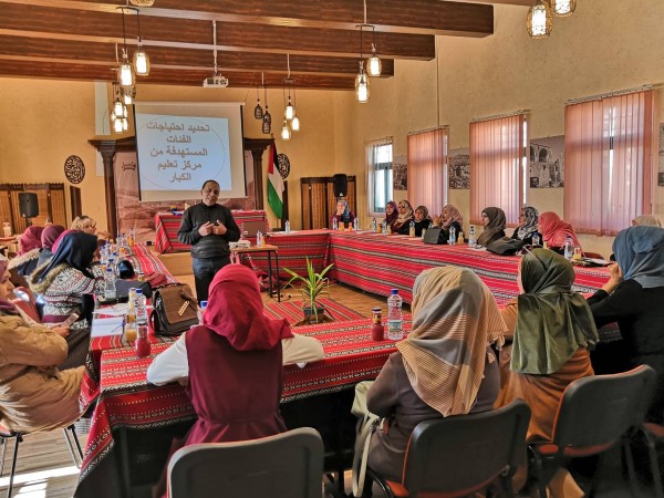 المركز الفلسطيني يعقد لقاءً حول مركز تعليم الكبار ومحو الامية