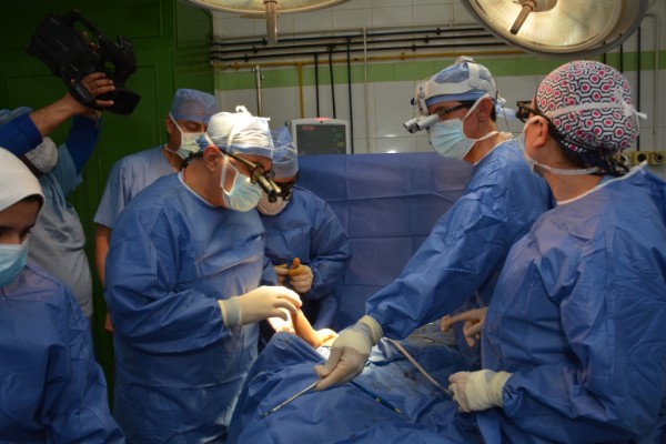 فريق طلابي أمريكي يغادر جامعة أسيوط بعد انتهاء التدريب على عمليات جراحة الضفيرة