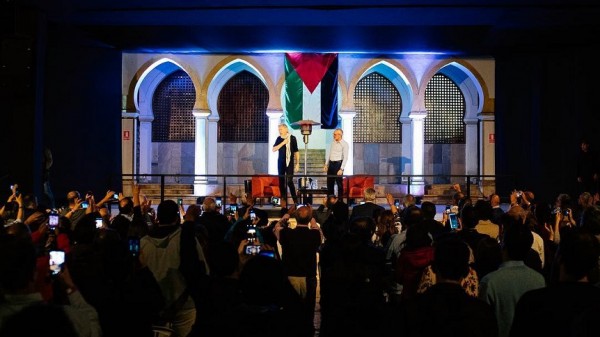 الفنان البريطاني روجر ووترز يحضر لقاء في النادي العربي الفلسطيني في البيرو