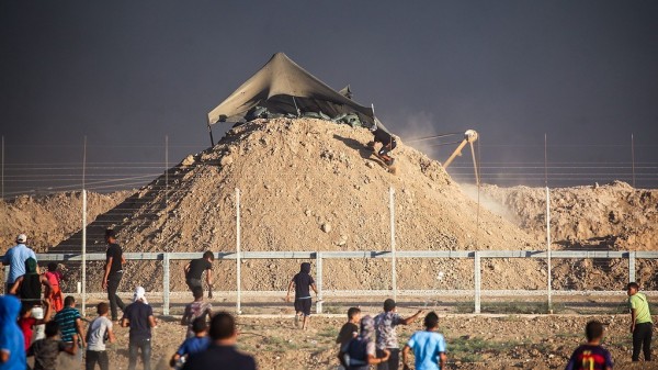 شبان يحرقون مرصداً عسكرياً إسرائيلياً شرقي البريج
