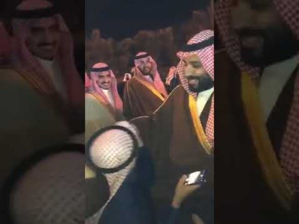 فيديو: ردة فعل الأمير محمد بن سلمان تجاه طفل حاول تقبيل يده
