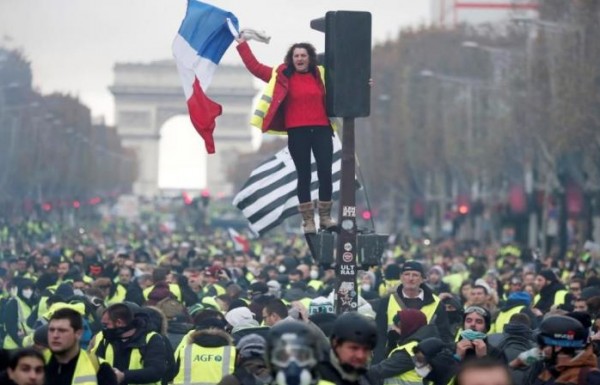 "ارحل ماكرون".. متظاهرون في باريس يطالبون الرئيس الفرنسي بالاستقالة