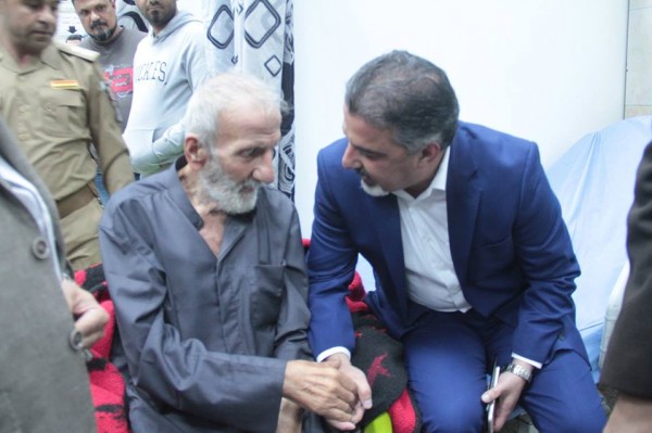 وزير العمل يزور مسنا بلا معيل يرقد في مستشفى بغداد