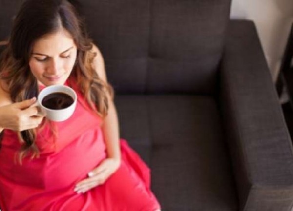 دراسة تحذر الحوامل: القهوة والشاي يؤثران في حجم طفلك