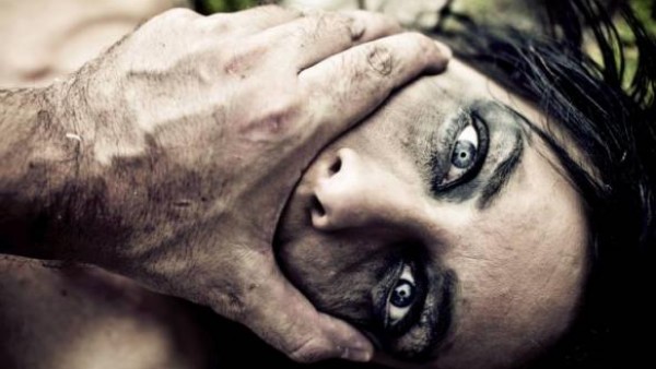 احتجزهما لعدة أيام في الإستوديو... موسيقي اغتصب امرأتين وصوّر فيديو للحادثة