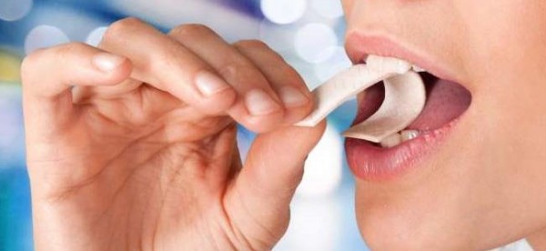 مضغ العلكة باستمرار يسبب مشاكل صحية