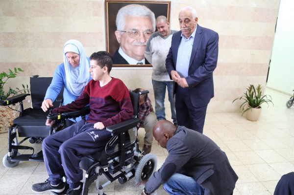 تسليم مكرمة الرئيس محمود عباس لعدد من الحالات من الاشخاص ذوي الاعاقة