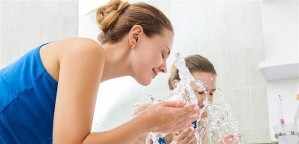 فوائد غير متوقَّعة لغسلِ الوجه بالمياه الغازية.. ما سرّها؟