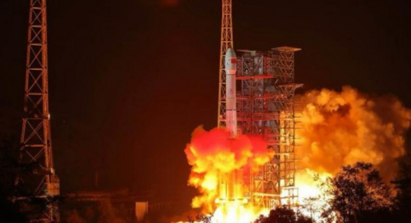 الصين تطلق رحلة غير مسبوقة إلى الجانب المظلم من القمر