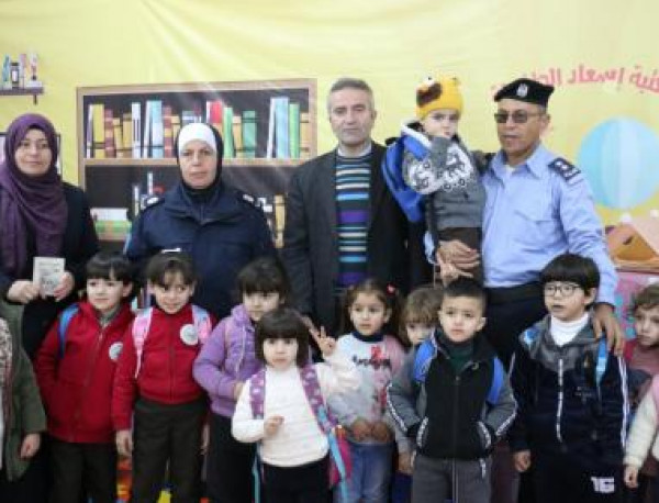 الشرطة تساهم في حملة (تبرع بكتاب) لصالح مكتبة الاطفال في الخليل