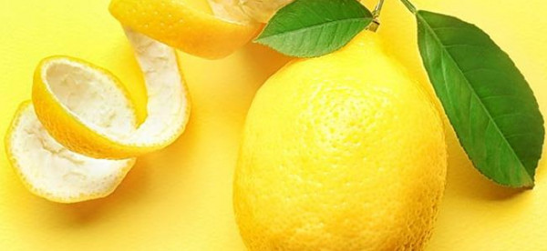 فوائد شرب الماء والليمون على معدة فارغة