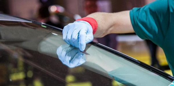هل يمكننا إصلاح الخدوش في زجاج السيارة الأمامي؟