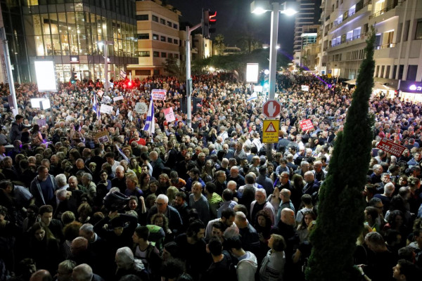 آلاف المستوطنين يتظاهرون أمام منزل نتنياهو بالقدس