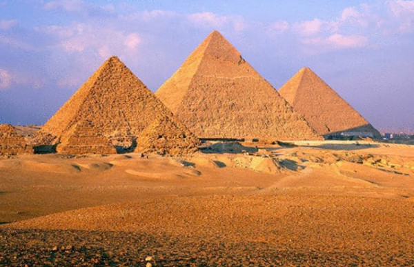 الحكومة المصرية تصدر توضيحا حول أنباء بيع منطقة الأهرامات السياحية لدولة عربية
