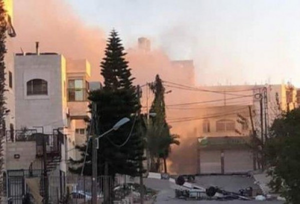 شاهد: الاحتلال يفجر منزل عائلة أبو حميد في مخيم الأمعري