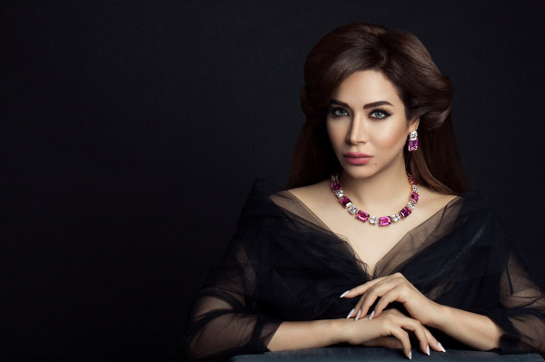 فيديو: فستان لجين عمران لزفاف ابنتها مرصع بـ"سواروفسكي" والأحجار الكريمة