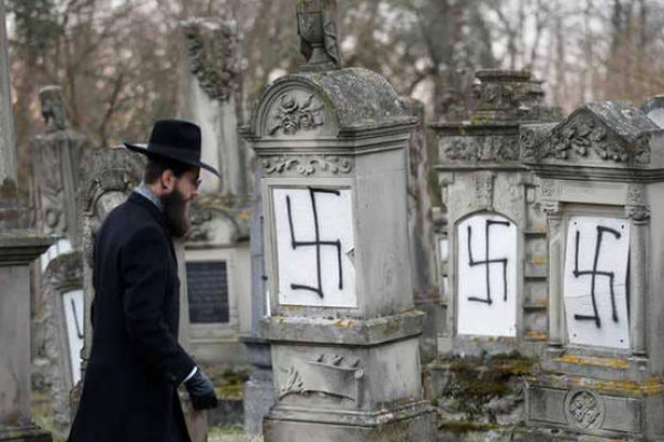 نازيون يهجمون على مقابر اليهود في فرنسا