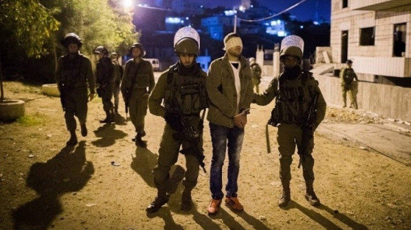 قوات الاحتلال تعتقل ثمانية مواطنين في مناطق متفرقة من الضفة الغربية
