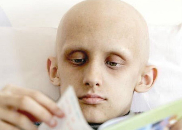 طفل مصاب بالسرطان يصارع الموت أمام أعين والده يُناشد كل صاحب ضمير حي