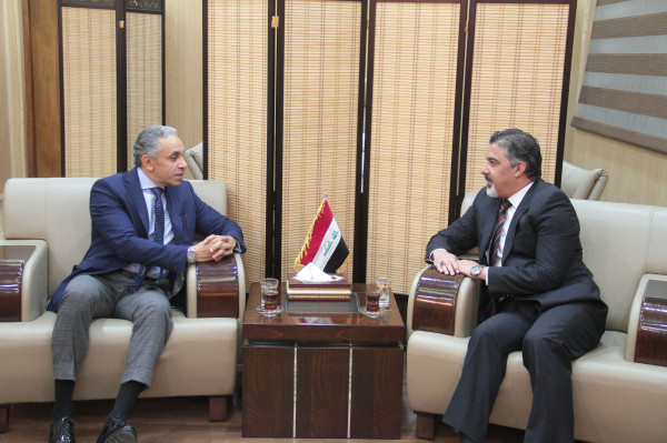 وزير العمل يلتقي السفير المصري ويؤكد الالتزام بتسديد مستحقات العمالة المصرية