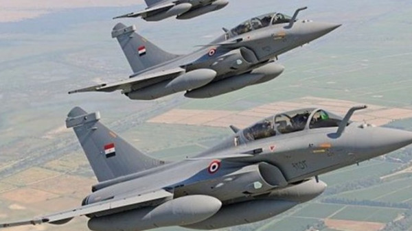 الجيش المصري يشن هجوما ضد مسلحين بوسط سيناء
