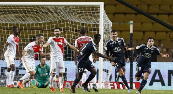 ليون يزيد معاناة موناكو ويهزمه بثلاثية في الدوري الفرنسي