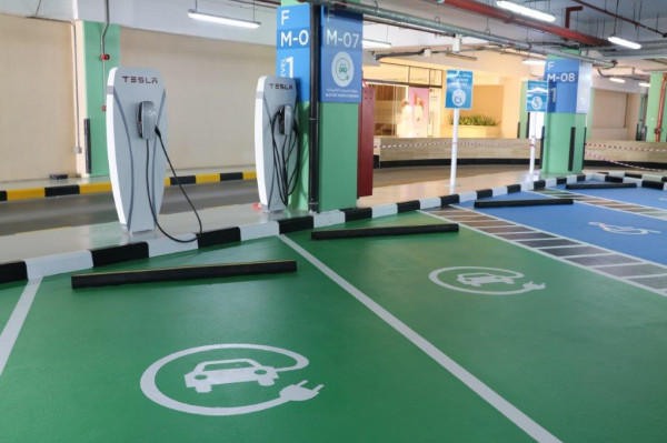 "سيتي سنتر مسقط" يوفّر خدمة شحن السيارات الكهربائية المجانية لدعم مبادرات الاستدامة في السلطنة