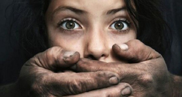 الجزائر: شاب يغتصب ابنة عمه بصحبة 3 من أصدقائه