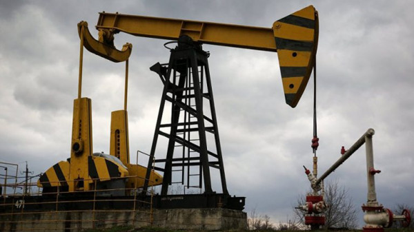 أسعار النفط تنخفض في ظل مخاوف بشأن تخمة الإمدادات