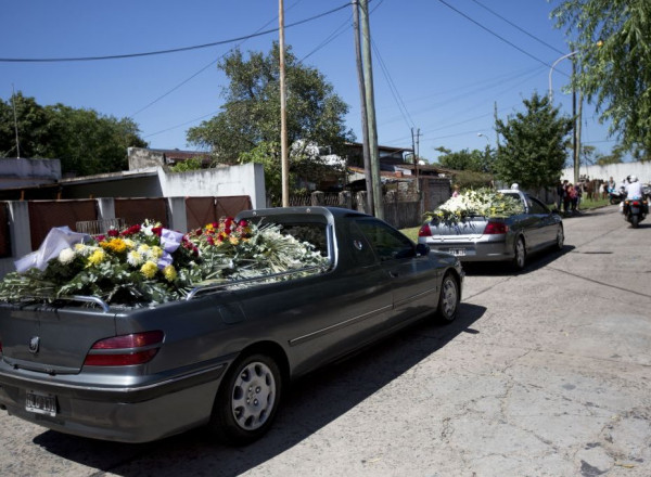 أصوات تنهدات من داخل تابوت توقف جنازة في الأرجنتين
