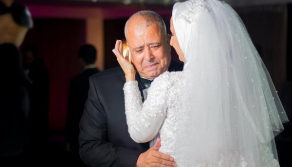 صور مؤثرة.. أب ينهار باكيا بحفل زفاف ابنته: "خدت حتة من قلبي"