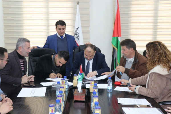 بلدية الخليل توقع مذكرة تفاهم مع مؤسسة الاكشن أيد فلسطين