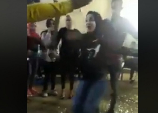 فيديو: فتاة ترقص بالـ"سنجة" في حي شعبي وتثير الجدل